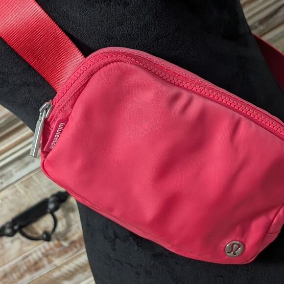 lululemon everywhere belt bag sonic pink Crossbody 1L Lululemon belt bag sonic pink